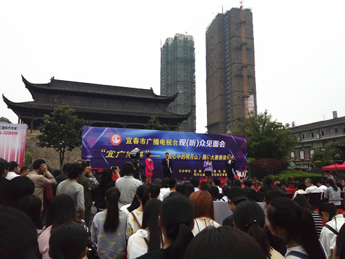 必赢官网青年志愿者参加“宜春市广播电视台观(听)众见面会暨‘宜广传媒’——《我心中的明月山》摄影大赛颁奖仪式” (3)_副本.jpg