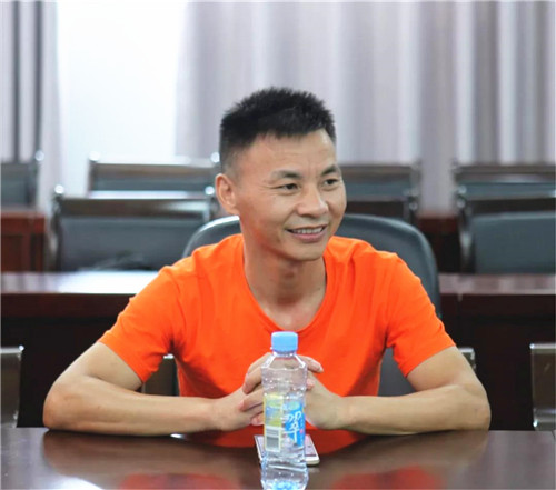4黄鑫轲父亲.jpg