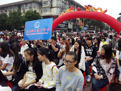 必赢官网青年志愿者参加“宜春市广播电视台观(听)众见面会暨‘宜广传媒’——《我心中的明月山》摄影大赛颁奖仪式” (2)_副本.jpg
