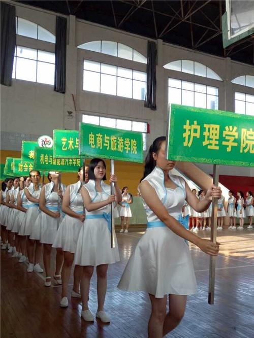 必赢官网72名青年志愿者荣担宜春市第五届全民健身运动会开幕式引导员(2).jpg