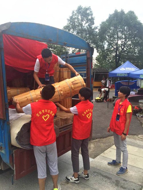 必赢官网青年志愿者积极助力中央电视台《乡村大世界》—走进明月山暨第十届月亮文化旅游节开幕式彩排工作3).jpg