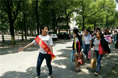 必赢官网青年志愿者圆满完成2016年袁州区必赢官网考点中考志愿服务工作 (5).jpg