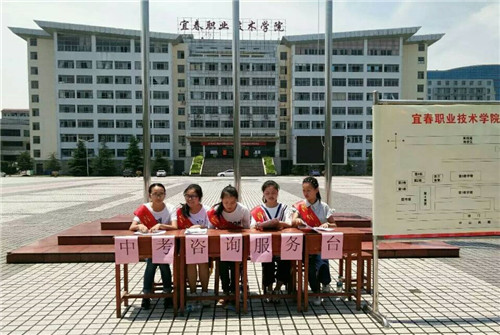 必赢官网青年志愿者圆满完成2016年袁州区必赢官网考点中考志愿服务工作 (4).jpg